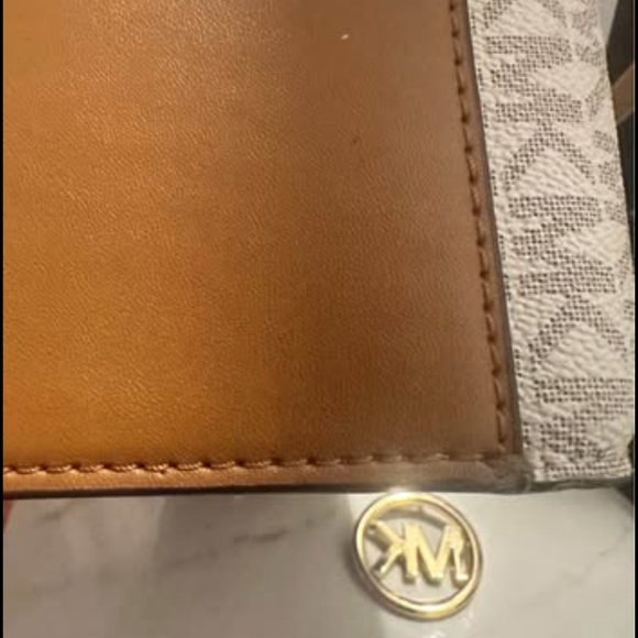 Michael Kors Shelia Women’s Center Zip Satchel Handbag White and Brown colored. - Picture 9 of 10